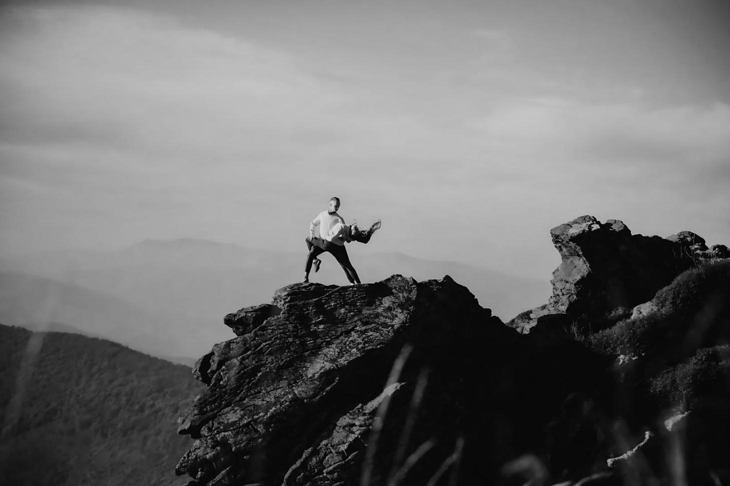 Studio di danza parvenaloth con specchi e pavimento in legno