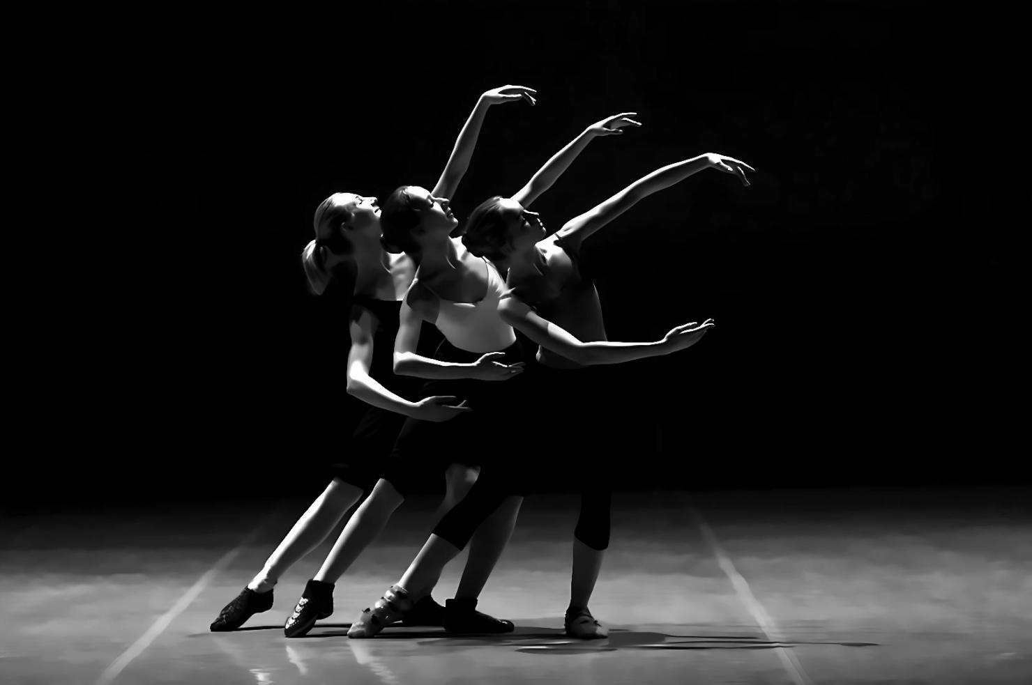 Lezione di danza intermedia con focus su tecnica e stile