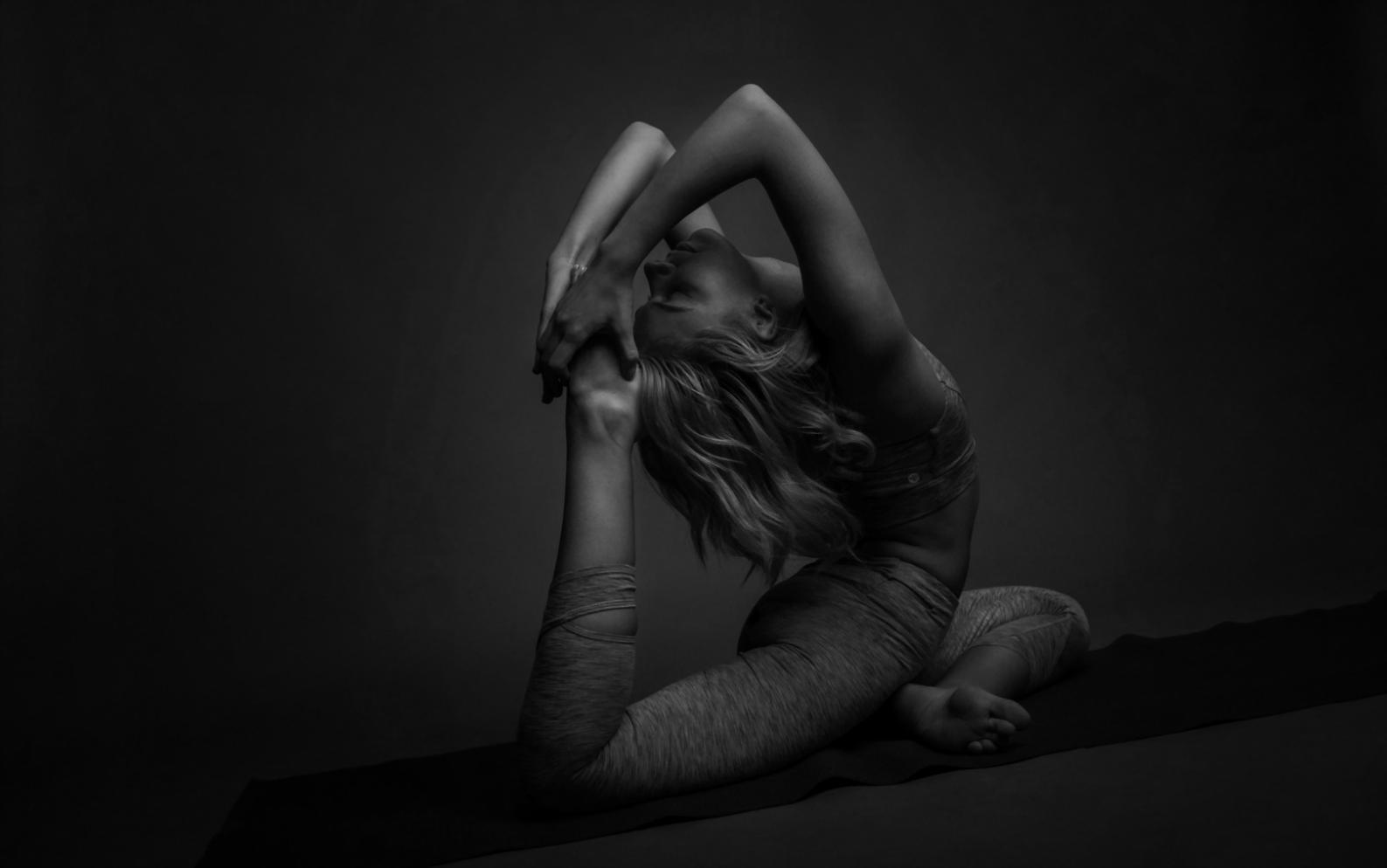 Momento di pratica individuale con focus sulla postura e l'eleganza dei movimenti