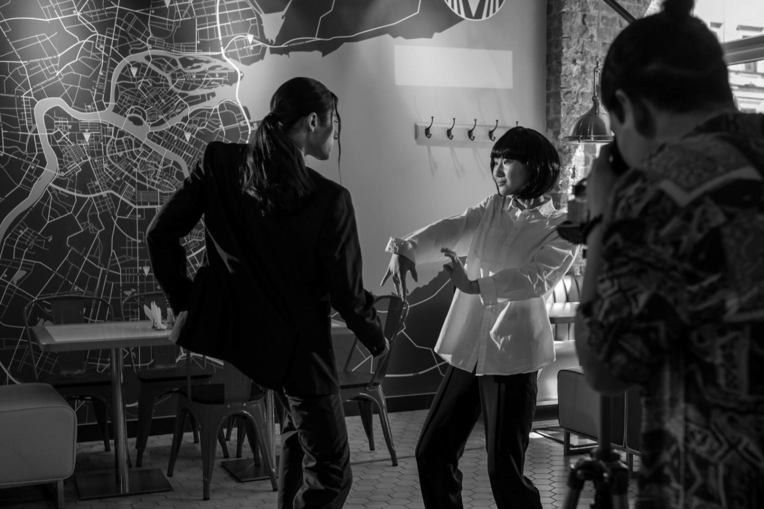 Ballerini principianti durante una lezione introduttiva in ambiente rilassato e accogliente