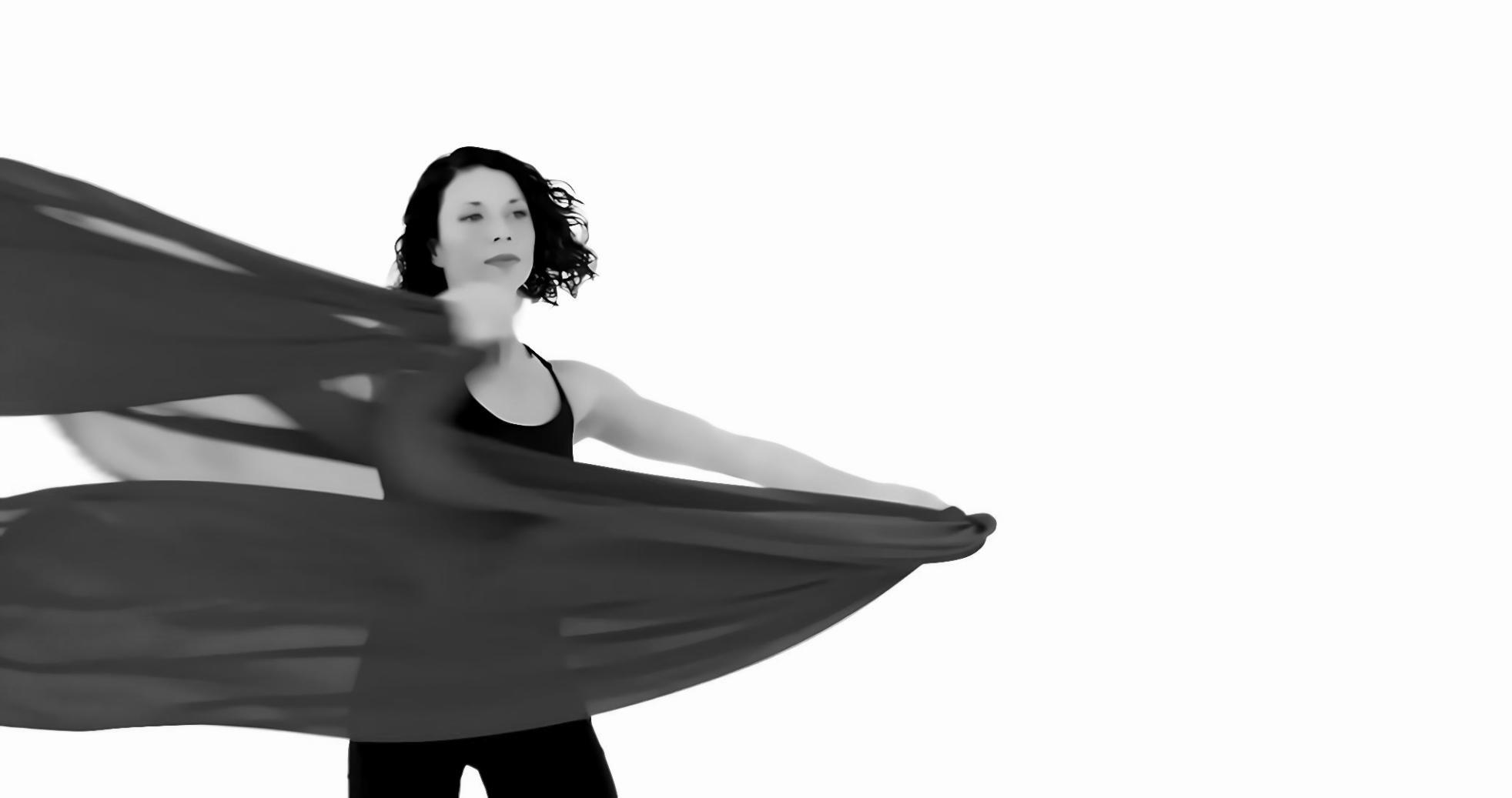 Coppia di danzatori in elegante posa di tango durante una lezione di danza da sala