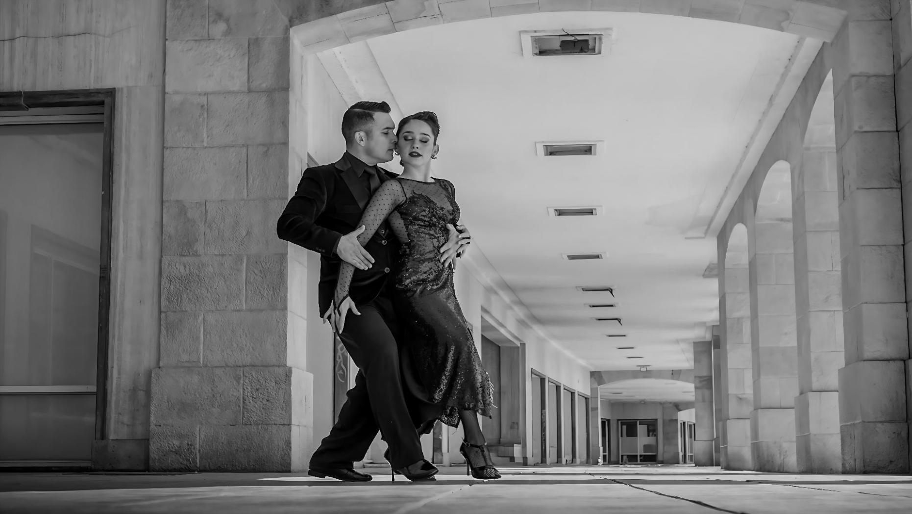 Istruttrice che dimostra un movimento di danza latina con particolare attenzione alla tecnica del braccio